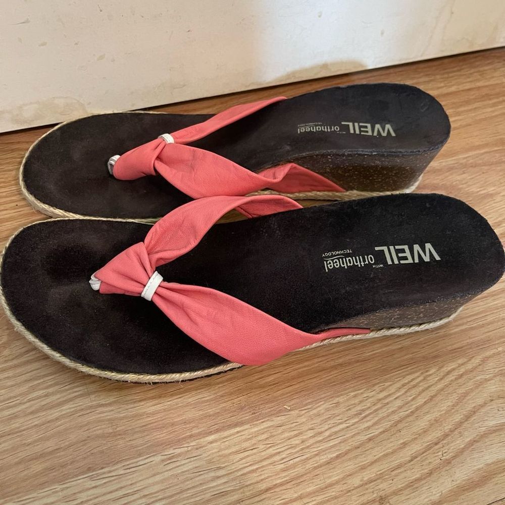 Weil Womens sandals size 9
With Ortho heel technology 1.5in heel